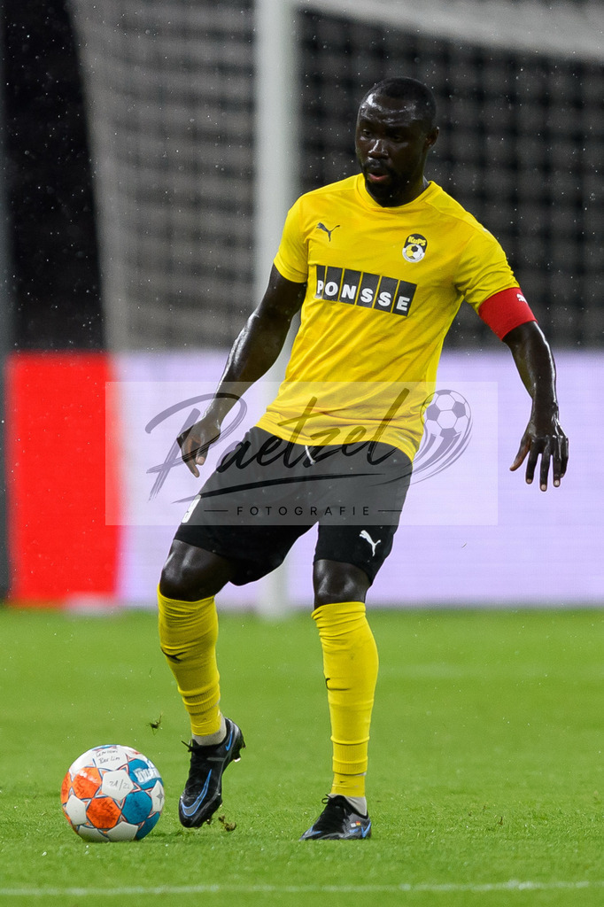 FCUKUO20210826_113 | Fussball, Herren: Bismark Adjei-Boateng (Kuopion PS) in Aktion, am Ball, Einzelaktion beim Spiel der UEFA Conference League zwischen 1. FC Union Berlin und Kuopion PS im Olympiastadion am 26.08.2021 in Berlin, Deutschland. - Realisiert mit Pictrs.com