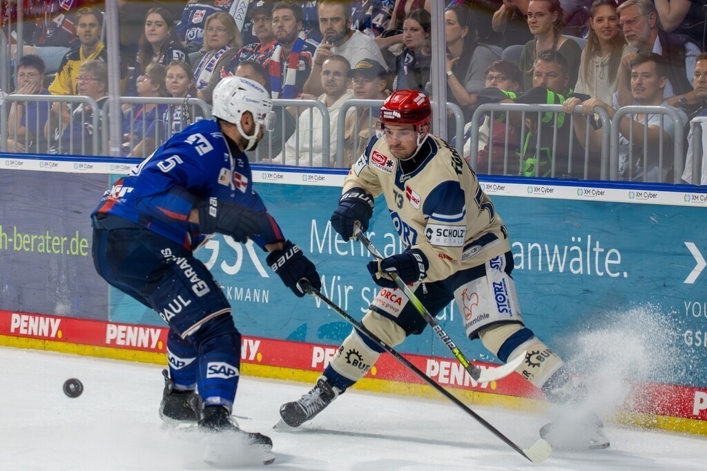 20.09.2024, DEL, Deutsche Eishockey Liga Saison 2024/25, 1. Spieltag: Adler Mannheim gegen Schwenninger Wild Wings. Bild: Tobias Fohrler (5, Mannheim) und Matthew Puempel (73, Schwenningen)  | 20.09.2024, DEL, Deutsche Eishockey Liga Saison 2024/25, 1. Spieltag: Adler Mannheim gegen Schwenninger Wild Wings. Bild: Tobias Fohrler (5, Mannheim) und Matthew Puempel (73, Schwenningen)  - Realisiert mit Pictrs.com