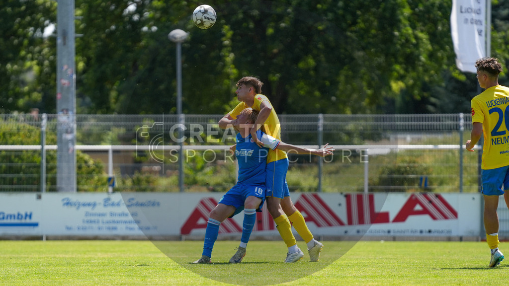 Fußball, Herren, Saison 2025/2026, 3. Luckenwalder Turmpokal, Werner-Seelenbinder-Stadion Luckenwalde, Spiel: FSV 63 Luckenwalde vs. F.C. Hansa Rostock U19,  | Fußball, Herren, Saison 2025/2026, 3. Luckenwalder Turmpokal, Werner-Seelenbinder-Stadion Luckenwalde, Spiel: FSV 63 Luckenwalde vs. F.C. Hansa Rostock U19,  Im Bild: Bennett Peters (blau, Hansa) und Ole Schiebold (gelb, Luckenwalde) - Realisiert mit Pictrs.com