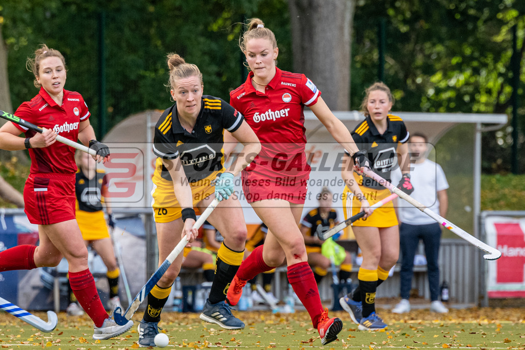 SFE_20221008_0127 | 1. Bundesliga Hockey Damen Rot-Weiss Köln - Harvestehuder THC am 08.10.2022 in Köln (KTHC Stadion Rot-Weiss Köln Tennis and Hockey Club), Photo: Stephan Fehrmann 2022 (Sports-Gallery),Pia Maertens ( Rot-Weiss Köln #35 ) ,Franziska Hauke ( Harvestehuder THC #26)
