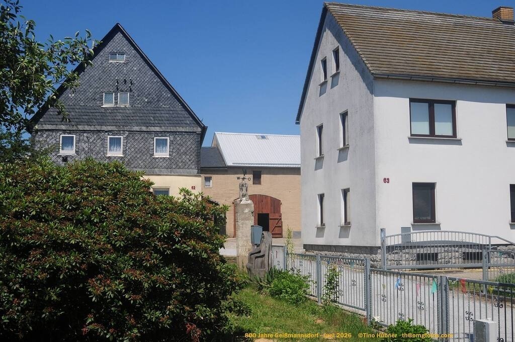 Geißmannsdorf-2026-Ortsbilder-417 | Geißmannsdorf bei Bischofswerda im Sommer 2026. Ein fotografischer Streifzug durch das Dorf Geißmannsdorf, mit Gebäuden, Straßen, Strohpuppen und geschmückten Vorgärten und Grundstücken anlässlich der 800-Jahr-Feier von Geißmannsdorf im Juni 2026 - Realisiert mit Pictrs.com