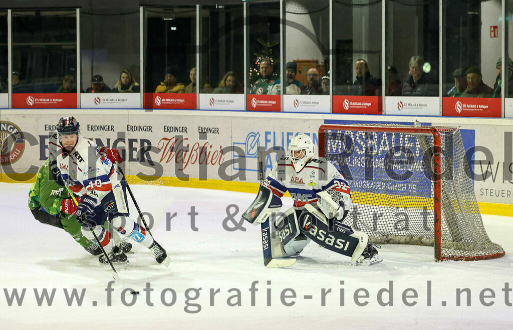 2023-12-17_141_TSV_Erding_gegen_ESC_Kempten | Erding, Deutschland, 17.12.2023:
Eishockey, Bayernliga Vorrunde 2023 / 2024, 18. Spieltag, TSV Erding gegen ESC Kempten, Endergebnis: 5:1

Nikolas Oppenberger (ESC Kempten, #10), Torwart Luca Mayer (ESC Kempten, #32)

Foto: Christian Riedel / fotografie-riedel.net
