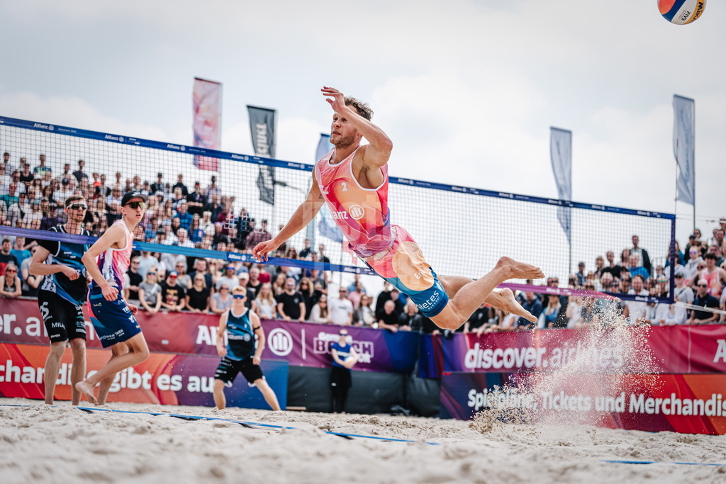 Beachvolleyball | Männer | German Beach Tour 2024 | Tourstop Düsseldorf | 19.05.2024 | Eric Stadie fliegt durch die Luft