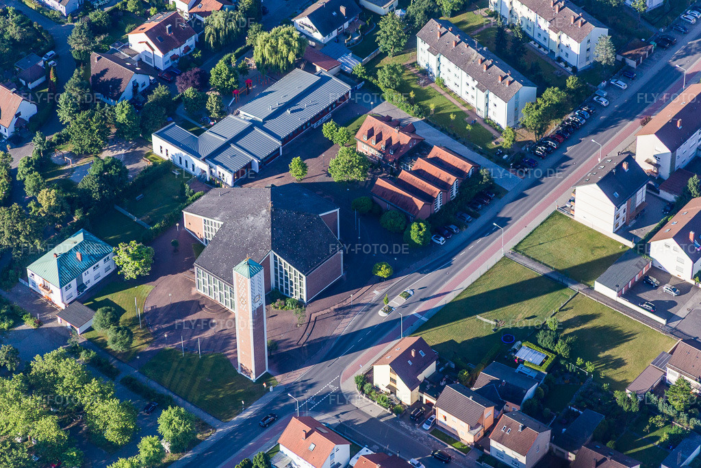 Luftbild: Herz Jesu in Schifferstadt im Bundesland Rheinland-Pfalz in Deutschland. – Foto: IMG_091684.jpg vom 10.07.2016 durch Werner Riehm/FLY-FOTO.de – Auflösung des Originals: 4958 x 3305 px