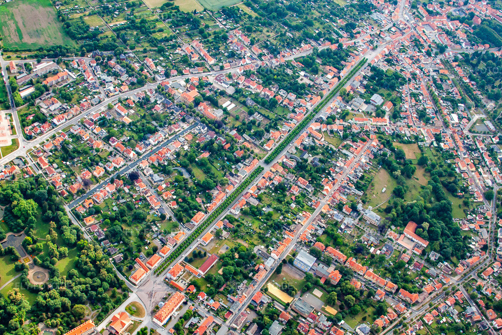 Luftbild: Allee vom Schloß in Ballenstedt im Bundesland Sachsen-Anhalt in Deutschland. Foto: IMG_42014.jpg vom 26.06.2011 durch Werner Riehm/FLY-FOTO.de