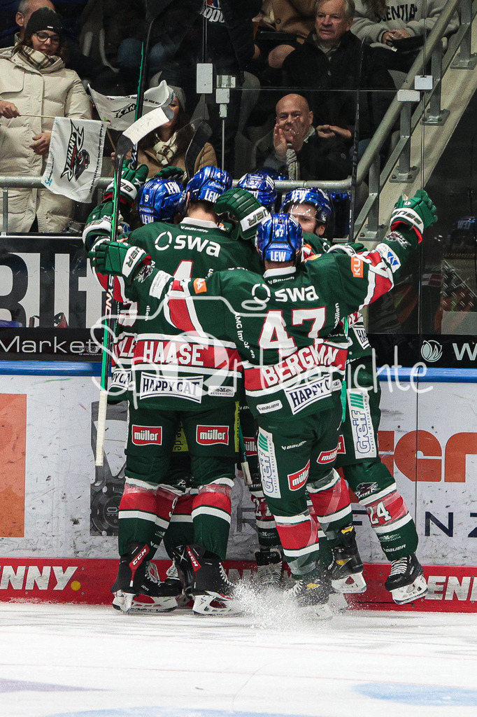 Augsburger Panther - Nuernberg ICE Tigers | Wieder jubeln die Augsburger - diesmal nach dem Treffer zum 3-1 duch Justin VOLEK (AEV #9)