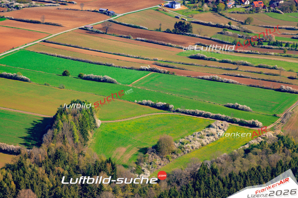Die Luftaufnahme Kreuzberg - Kronach wurde 2017 mittels Flugzeug (keine Drohne) erstellt. Perfekte Schärfe und Druck- Auflösung- Garantiert!