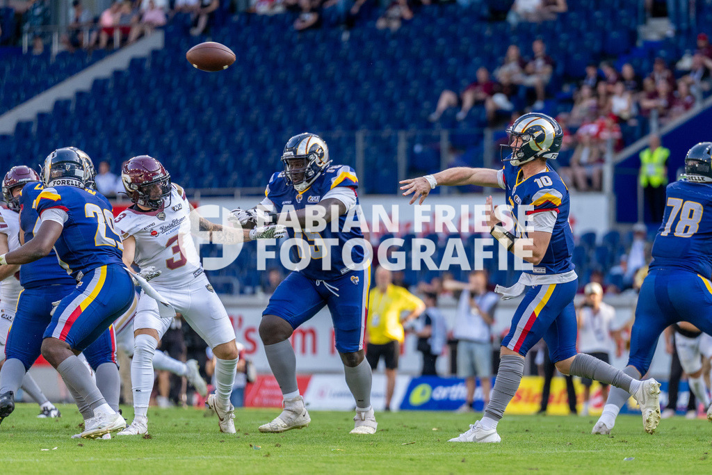 GER Rhein Fire vs. Alpine Rams, American Football, AFLE, Saison 2026, 01.08.2026 | Passspiel von Seth Morgan (Alpine Rams, #10), GER Rhein Fire vs. Alpine Rams, American Football, AFLE, Saison 2026, 01.08.2026Foto: Eibner-Pressefoto/Fabian Friese - Realisiert mit Pictrs.com