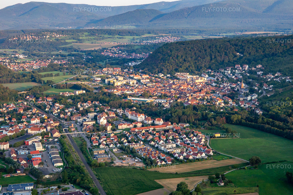 Aerial view: View of the town from the east in Mutzig in the state Bas-Rhin, France. – Photo: IMG_137999.jpg taken on 08/19/2023 by Werner Riehm/FLY-FOTO.com – Resolution of the original: 5288 x 3525 px