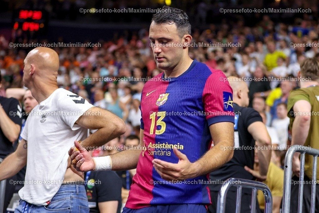 KoeEHF14062502092 | 14.06.2025, Handball, Halbfinale TruckScout24 EHF FINAL4, LANXESS arena Köln, FC Barcelona - SC Magdeburg: Rote Karte und Platzverweis Aitor Arino Bengoechea (Barca FC Barcelona ESP #13) mus das Spiel nach dem Foulspiel auf der Tribüne weiter verfolgen. 