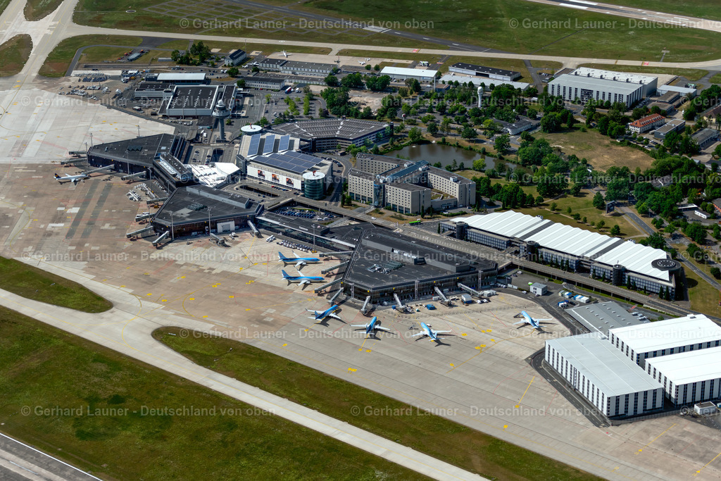 4030856 | LANGENHAGEN 02.06.2020 Abfertigungs- Gebäude und Terminals auf dem Gelände des Flughafen " Flughafen Hannover " an der Flughafenstraße in Langenhagen im Bundesland Niedersachsen, Deutschland. // Dispatch building and terminals on the premises of the airport "Flughafen Hannover" on Flughafenstrasse in Langenhagen in the state Lower Saxony, Germany. Foto: Gerhard Launer