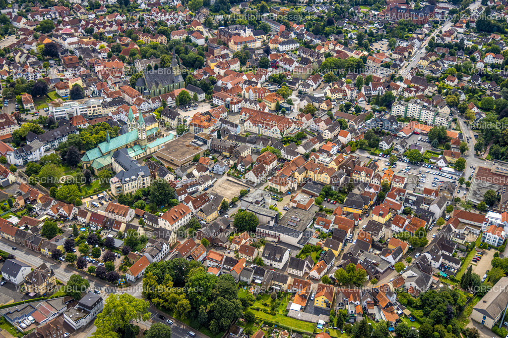Werl240711932 | Luftbild, Übersicht Altstadt mit Wallfahrtsbasilika Mariä Heimsuchung und kath. Kirche St. Walburga, Häuser mit roten Dächern, Werl, Soester Börde, Nordrhein-Westfalen, Deutschland