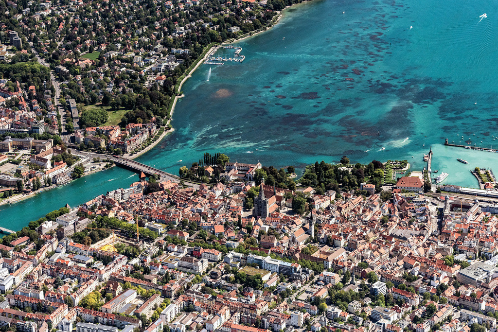 dr__0059010.jpg | KONSTANZ 20.08.2020 Stadtzentrum im Innenstadtbereich mit den Stadtteilen Altstadt, Niederburg und Petershausen in Konstanz im Bundesland Baden-Württemberg, Deutschland. // The city center in the downtown area with den Stadtteilen Altstadt, Niederburg and Petershausen in Konstanz in the state Baden-Wuerttemberg, Germany. Foto: Daniel Reiter