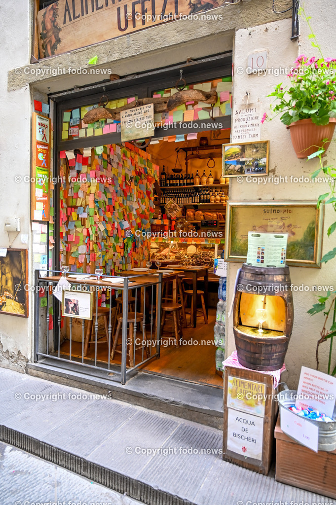 Italien_ Toscana_ Florenz_ 30.05.2024-324 | 30.05.2024, Italien, ITA, Toskana, Florenz im Bild Stadtansichten, Gebäude, Architektur, Touristen, Historisch, Souvenir, Altstadt, Museum, Statuen, Skulpturen, Piazza della Signoria, Statue David, Palazzo Vecchio, Neptunbrunnen, Piazza della Repubblica, Ponte Vecchio, Brücke, Uffizien, Kathedrale Santa Maria del Fiore, Arno, Fluß


Florenz, Firenze, ist eine italienische Großstadt. Nach Einwohnern ist sie die achtgrößte Stadt Italiens. Florenz ist die Hauptstadt sowie größte Stadt der Region Toskana und der Metropolitanstadt Florenz, in der etwa eine Million Menschen leben. Florenz ist für seine Geschichte berühmt. Leonardo da Vinci verbrachte große Teile seiner Jugend in Florenz, Michelangelo fand Unterschlupf in der Kirche der Medici, Galileo Galilei wohnte als Hofmathematiker in den Palästen der Medici. Von 1865 bis 1871 war die Stadt die Hauptstadt des neu gegründeten Königreichs Italien. Das historische Zentrum von Florenz zieht Jahr für Jahr Millionen von Touristen an. Die historische Innenstadt wurde von der UNESCO im Jahre 1982 zum Weltkulturerbe erklärt. 
Quelle: Wikipedia
