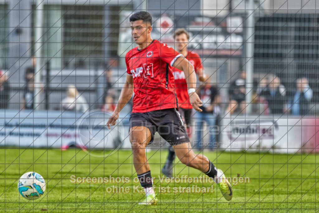 20250729_193805_0138-Bearbeitet | #,1.Göppinger SV (rot) vs. SV Stuttgarter Kickers (gelb), Fussball, DB-Regio-WFW-Pokal - wfv, 2.Runde, Saison 2025/2026, Rasensportplatz Stadion SV Göppingen, Hohenstaufenstr. 116, 73033 Göppingen, 29.07.2025 - 19:00 Uhr,Foto: PhotoPeet-Sportfotografie/Peter Harich