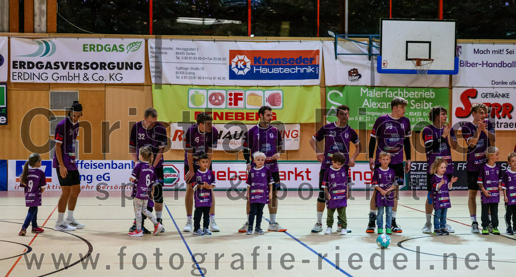 2023-10-14_011_SpVgg_Altenerding_gegen_HSG_Freising_Neufahrn | Erding, Deutschland, 14.10.2023:
Handball, Bezirksoberliga Männer 2023 / 2024, 4. Spieltag, SpVgg Altenerding gegen HSG Freising-Neufahrn, Endergebnis: 27:26

Luis Leitner (SpVgg Altenerding, #26), Tristan Gerhardt (SpVgg Altenerding, #32), Ferdinand Ewald (SpVgg Altenerding, #45), Simon Rüdiger (SpVgg Altenerding, #7), Moritz Sturm (SpVgg Altenerding, #23), Yannis Bartsch (SpVgg Altenerding, #99), Jabob Köhler (SpVgg Altenerding, #6), Jabob Thees (SpVgg Altenerding, #3)

Foto: Christian Riedel / fotografie-riedel.net