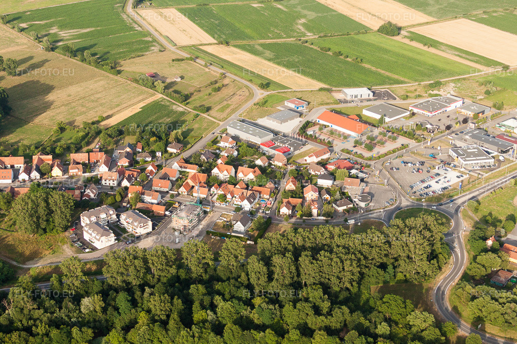 Vue aérienne: Parc industriel et développement commercial rue des Champs à Oberhoffen-sur-Moder dans le département Bas Rhin, France. Photo: IMG_30437.jpg prise le 09/07/2010 par Werner Riehm/FLY-FOTO.eu – Résolution de l'original: 4752 x 3168 px
