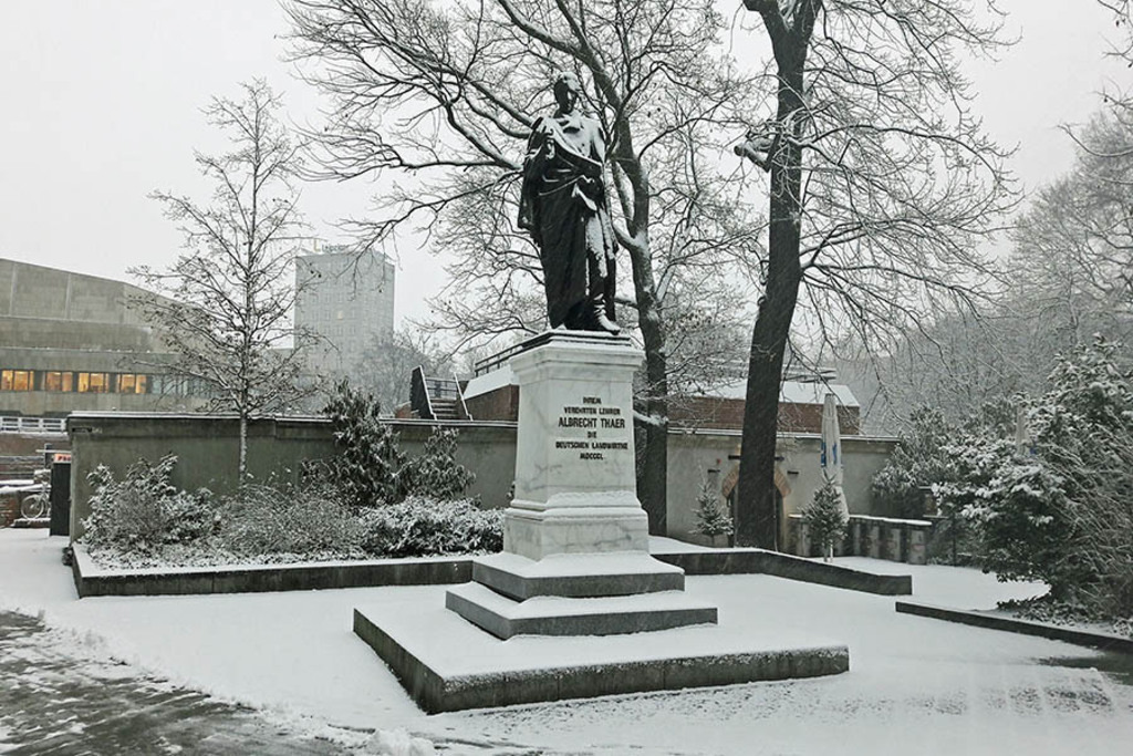 Albrecht-Thaer-Denkmal | Das Team hinter BILDLEXIKON LEIPZIG bündelt historische wie aktuelle Informationen über die Stadt Leipzig in Text und Bild auf einer Plattform und stellt diese der interessierten Öffentlichkeit zur Verfügung.