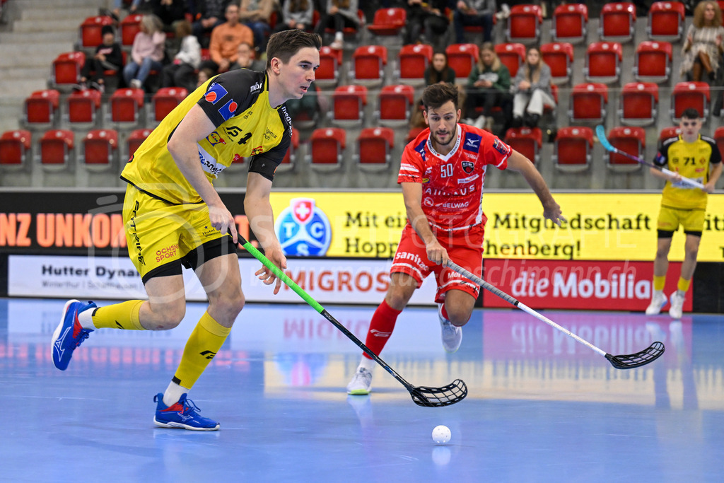 HC Rychenberg vs Floorball Köniz - 18. Dezember 2022 | HC Rychenberg vs Floorball Köniz
AXA Arena, Winterthur
Nils Conrad (#4 HC Rychenberg) und Silvan Bolliger (#50 Floorball Köniz).
Bild: Sportfotografie Markus Aeschimann | www.markus-aeschimann.ch - Realisiert mit Pictrs.com