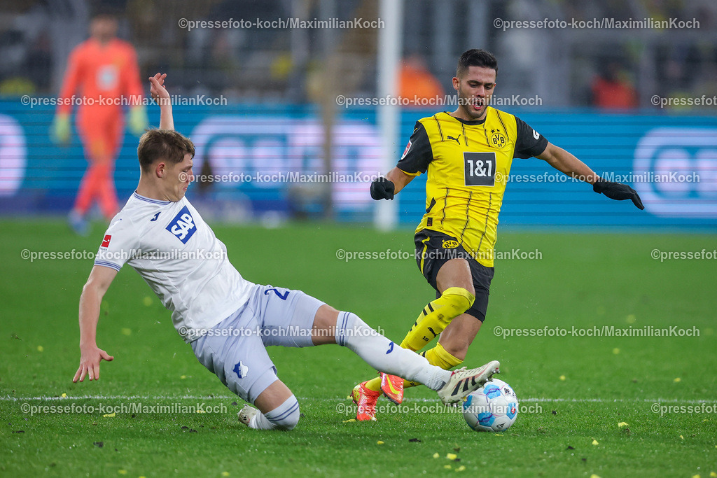 BVB15122401063 | 15.12.2024, Fußball, Borussia Dortmund - TSG 1899 Hoffenheim, 1. Fußball Bundesliga, 14. Spieltag, Signal Iduna Park, Saison 2024 2025: Alexander Prass (Hoffenheim #22) im Zweikampf gegen Yan Couto (BVB #2)DFB regulations prohibit any use of photographs as image sequences and or quasi-video.
