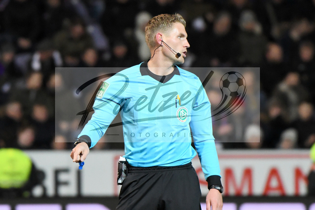 20200129_OSNSVS_0032JPG | Fußball, Herren: Schiedsrichter Timo Gerlach schaut beim Spiel der 2. Bundesliga zwischen VfL Osnabrück vs. SV Sandhausen am 29.01.2020 im Stadion an der Bremer Brücke in Osnabrück, Deutschland.(Foto von Nico Paetzel) - Realisiert mit Pictrs.com