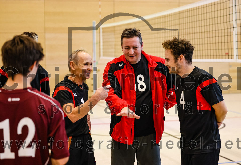 2021-11-27_114_TuS_Oberding_II_gegen_MTV_1881_Ingolstadt_III | Oberding, Deutschland, 27.11.2021:
Volleyball, Kreisliga 2021 / 2022, 5. Spieltag, TuS Oberding II gegen MTV 1881 Ingolstadt III, Endergebnis: 3:2

Andreas Ruß (TuS Oberding, #1), Thomas Forster (TuS Oberding, #68), Hendrik Gerdes (TuS Oberding, #4)

Foto: Christian Riedel / fotografie-riedel.net