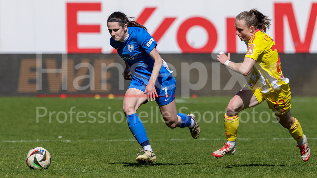 Fussball, 2. Frauen-Bundesliga, SV Meppen - 1. FC Union Berlin | v.li.: Marie Bleil (SV Meppen, 7) und Pia Metzker (1. FC Union Berlin, 23) im Zweikampf, Duell, Dynamik, Aktion, Action, Spielszene, DIE DFB-RICHTLINIEN UNTERSAGEN JEGLICHE NUTZUNG VON FOTOS ALS SEQUENZBILDER UND/ODER VIDEOÄHNLICHE FOTOSTRECKEN. DFB REGULATIONS PROHIBIT ANY USE OF PHOTOGRAPHS AS IMAGE SEQUENCES AND/OR QUASI-VIDEO.