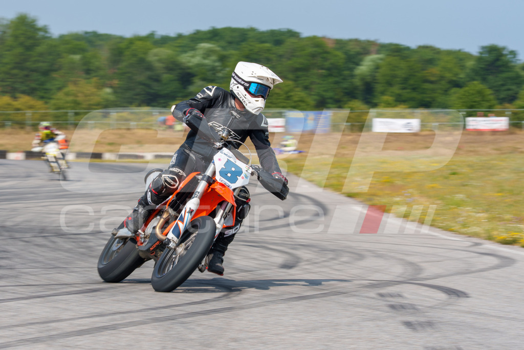 SuperMoto_Staatsmeisterschaft_Fuglau-607 | GRIPcapture steht für authentische Sportfotografie in Österreich – für Momente, die mehr sind als Geschwindigkeit oder Ergebnis. Es geht um Emotion, Spannung, Fokus und den Augenblick, der oft nur einen Wimpernschlag dauert.Ob Motorsport, Teamsport oder 