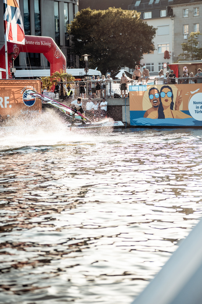 Kieler WOCHE Tow In Windsurf - @danielpankoke dpmedia (124 von 158) | dp-photography - Realisiert mit Pictrs.com