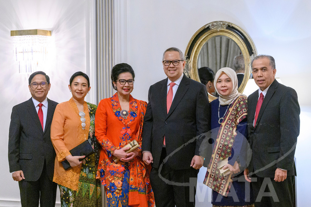 _DWA5382 | Welcoming Jokowi Widodo's arrival by the Indonesian people at Kastens Luisenhof Hotel in the context of the opening of Hannover Messe with Indonesia as Country Partner. Hannover, 15.04.2023 - Realisiert mit Pictrs.com