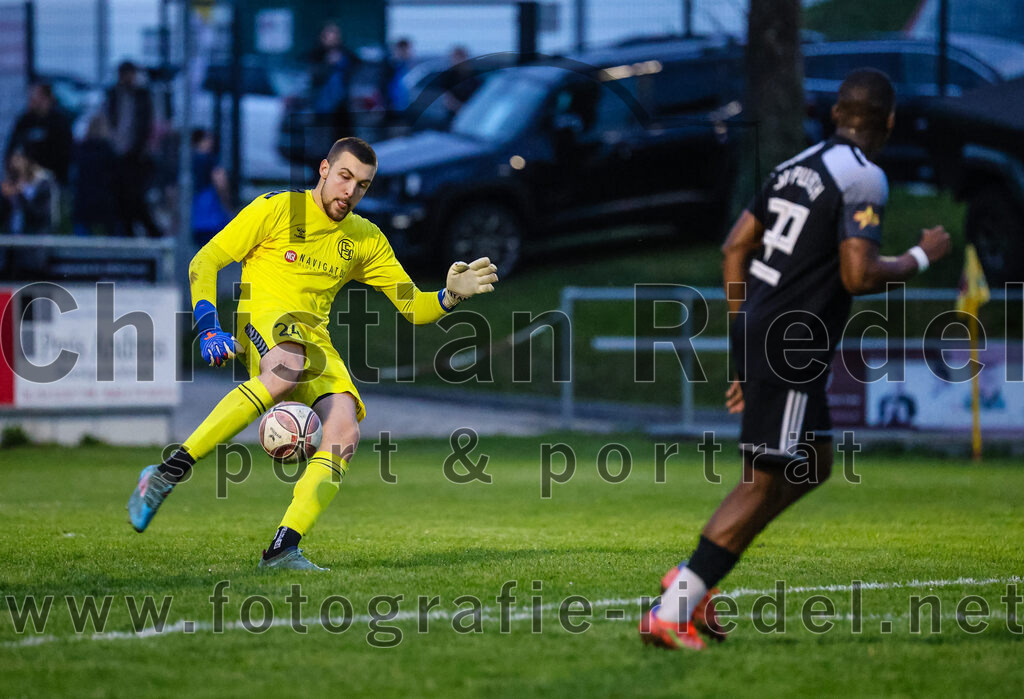 2024-04-05_051_FC_Schwaig_gegen_SV_Pullach | Oberding, Deutschland, 05.04.2024:
Fußball, Landesliga Südost 2023 / 2024, 28. Spieltag, FC Schwaig gegen SV Pullach, Endergebnis: 2:0

Torwart Maximilian Hug (FC Schwaig, #24), Kevin Nsimba (SV Pullach, #32)

Foto: Christian Riedel / fotografie-riedel.net