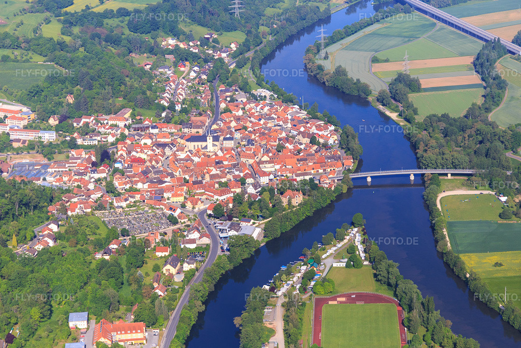 Luftbild: Dorfansicht am Mainufer aus Osten mit Mainbrücke für die B26 und Yacht-Club Eltmann e.V. in Eltmann im Bundesland Bayern in Deutschland. Foto: IMG_099855.jpg vom 25.05.2017 durch Werner Riehm/FLY-FOTO.deYacht-Club Eltmann