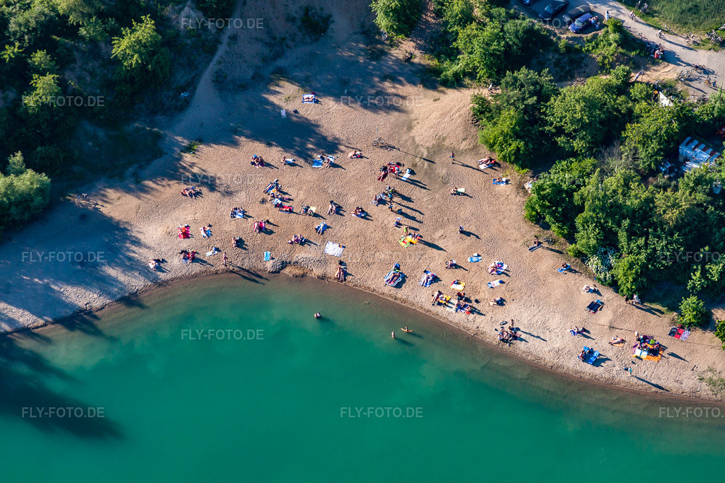 Luftbild: Massenandrang von nackten Badegästen an Strand und Uferbereich des FKK Sees Epplesee im Ortsteil Silberstreifen in Rheinstetten im Bundesland Baden-Württemberg in Deutschland. Foto: IMG_57941.jpg vom 16.06.2013 durch Werner Riehm/FLY-FOTO.de