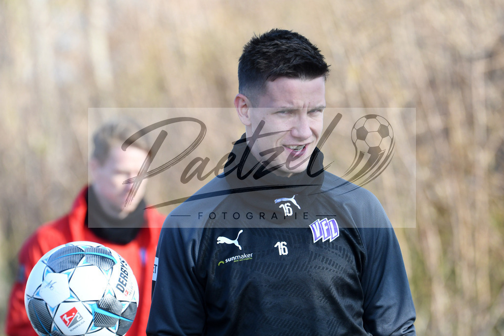 20200207_TRAOSN_0111 | Fußball, Herren: Thomas Konrad (VfL Osnabrueck) schaut waehrend der Trainingseinheit des VfL Osnabrueck im Sportpark Illoshoehe am 07.02.2020 in Osnabrueck, Deutschland. - Realisiert mit Pictrs.com