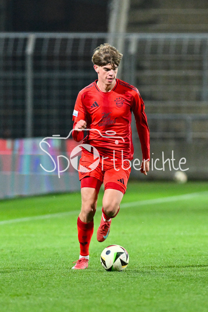 FC Bayern Amateure - FC Augsburg II | am Ball Guido DELLA ROVERE (FC Bayern München II #10) / Einzelfoto / Freisteller / Regionalliga Bayern: FC Bayern Muenchen II - FC Augsburg II, Gruenwalder Stadion am 14.03.2025