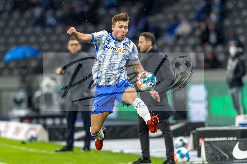 BSCRBL20220220_023 | Fussball, Herren: Fredrik Andre Bjoerkan (Hertha BSC) in Aktion, am Ball, Einzelaktion bei dem Spiel der 1. Bundesliga zwischen Hertha BSC und RB Leipzig im Olypiastadion am 20.02.2022 in Berlin, Deutschland.DFB / DFL REGULATIONS PROHIBIT ANY USE OF PHOTOGRAPHS AS IMAGE SEQUENCES AND/OR QUASI-VIDEO. - Realisiert mit Pictrs.com