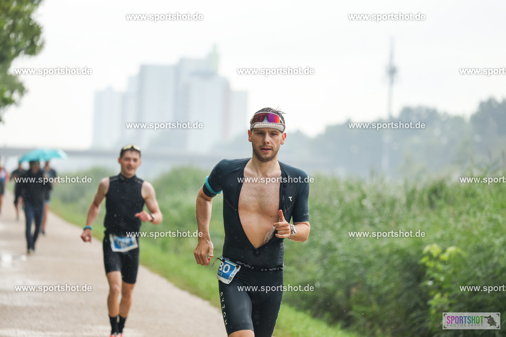 LUR_1063 | 34. M-net Erlanger Triathlon 2025 #erlangertriathlon  #mnettriathlon2025 #mnettriathlon #team #olympischedistanz #mitteldistanz #triathlon #maindonaukanal  #erlangertriathlon2025 #yourpictrs #tv1848 #tv1848erlangen  #triathlonbayern #sportinerlangen #demsportverbunden #sportshot_your_pictrs Copyright: www.sportshot.de