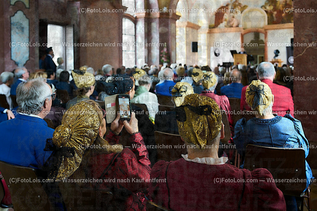 ALP0157_XXXIX_Chopin-Festival_Eroeffnung_Goldhaubengruppe Lackenhof | (C)FotoLois.com, Alois Spandl, XXXIX. internationales CHOPIN-Festival in der Kartause Gaming, Eröffnung des Festivals mit Einmarsch der Goldhaubengruppe Lackenhof mit der Musikkapelle Gaming sowie den Ehrengästen und Eröffnungsansprachen in der Barockbibliothek, Fr 4. August 2023.