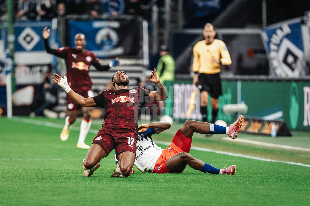 Fußball | Männer | Saison 2025/2026  | Fußball-Bundesliga | 16. Spieltag | FC St. Pauli vs. RB Leipzig | 27.01.2026 | v.l. Ridle Baku (#17, RB Leipzig) wird gefoult von Philip Otele (#27, HSV)
