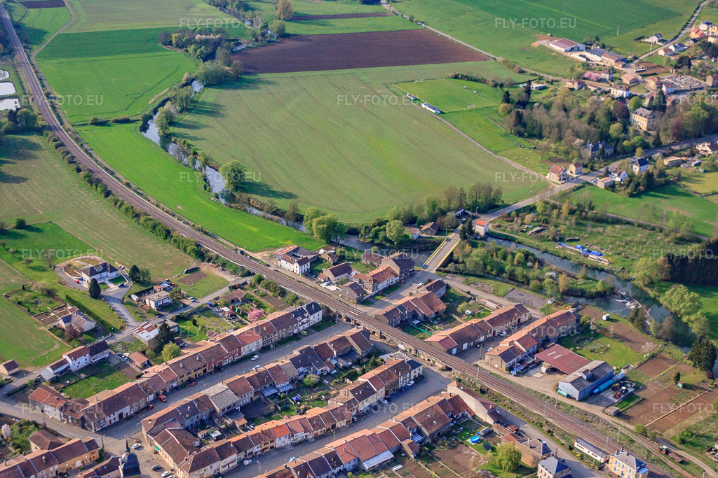 Vue aérienne: Vue du village sur la rivière Chiers à Charency-Vezin dans le département Meurthe et Moselle, France – .Photo: IMG_39750.jpg prise le 16/04/2011 par Werner Riehm/FLY-FOTO.eu – Résolution de l'original: 4752 x 3168 px