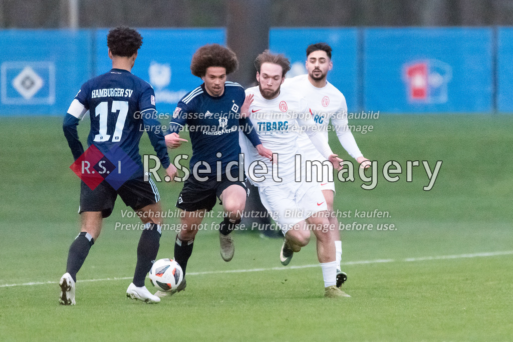 Fußball, Saison 2022/23, Freundschaftsspiel, Hamburger SV II (U21) - Eimsbütteler TV, Trainingsplatz am Volksparkstadion (Hamburg), 28.03.2023 | Jonah Fabisch (#6, HSV II), Jan-Ole Eggers (#26, ETV)