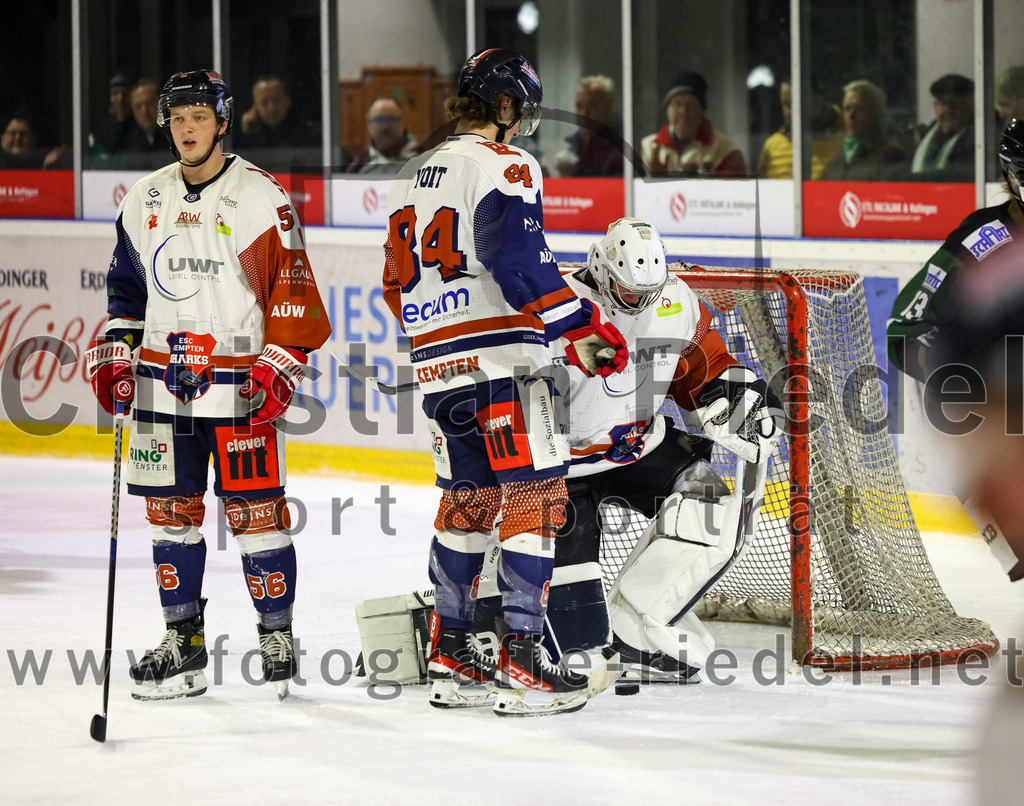 2023-03-07_123_TSV_Erding_gegen_ESC_Kempten | Erding, Deutschland, 07.03.2023:
Eishockey, Bayernliga Playoffs 2022 / 2023, Viertelfinale, TSV Erding gegen ESC Kempten, Endergebnis: 9:3

Wayne Lucas (ESC Kempten, #56), Linus Voit (ESC Kempten, #84), Torwart David Blaschta (ESC Kempten, #1)

Foto: Christian Riedel / fotografie-riedel.net