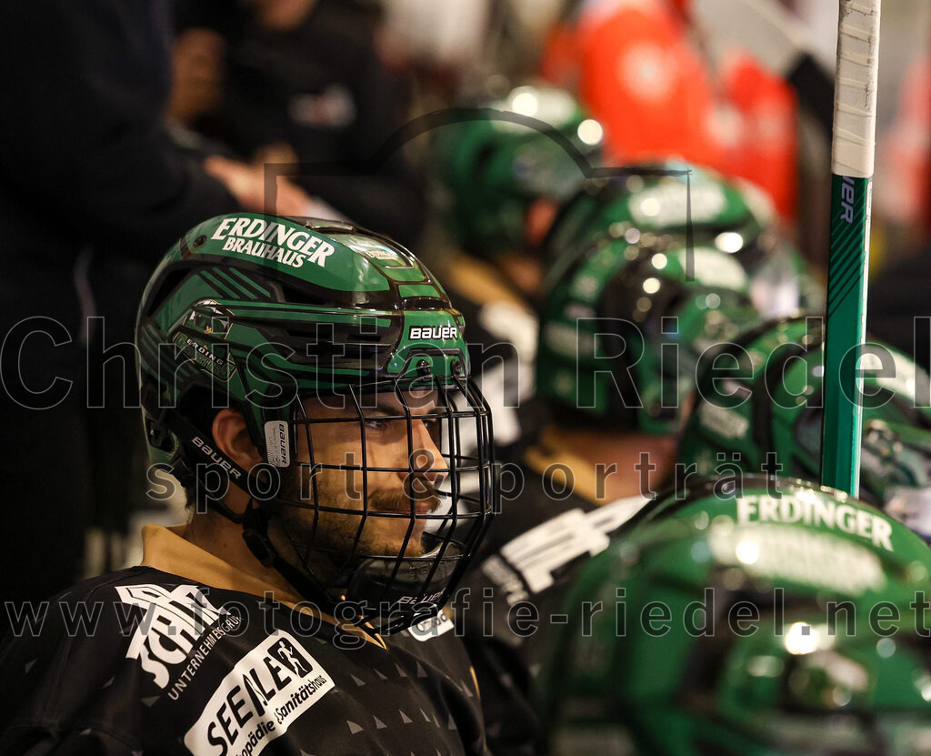 2024-03-15_031_TSV_Erding_gegen_EHC_Koenigsbrunn | Erding, Deutschland, 15.03.2024:
Eishockey, Bayernliga Playoffs 2023 / 2024, 3. Spieltag, TSV Erding gegen EHC Königsbrunn, Endergebnis: 3:4 n. V.

Daniel Krzizok (Erding Gladiators, #18)

Foto: Christian Riedel / fotografie-riedel.net