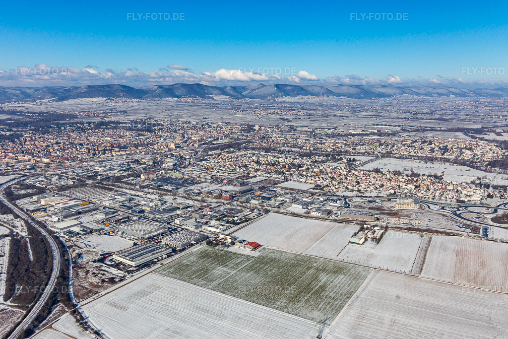 Luftbild: Winterluftbild im Schnee im Ortsteil Queichheim in Landau im Bundesland Rheinland-Pfalz in Deutschland. Foto: IMG_124720.jpg vom 11.02.2021 durch Werner Riehm/FLY-FOTO.de