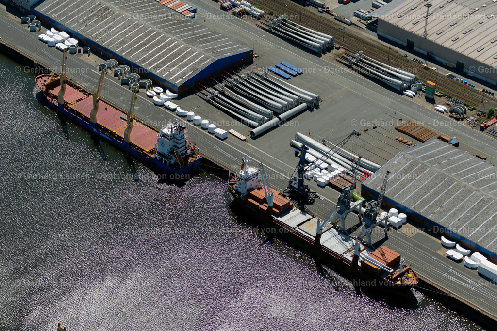 4029450 | BREMEN 01.06.2020 Kranschiff ankernd im Hafen am Offshore-Terminal Bremerhaven im Ortsteil Neustädter Hafen in Bremen, Deutschland. // Crane ship anchoring in the port at the Bremerhaven offshore terminal in the Neustaedter Hafen district in Bremen, Germany. Foto: Gerhard Launer