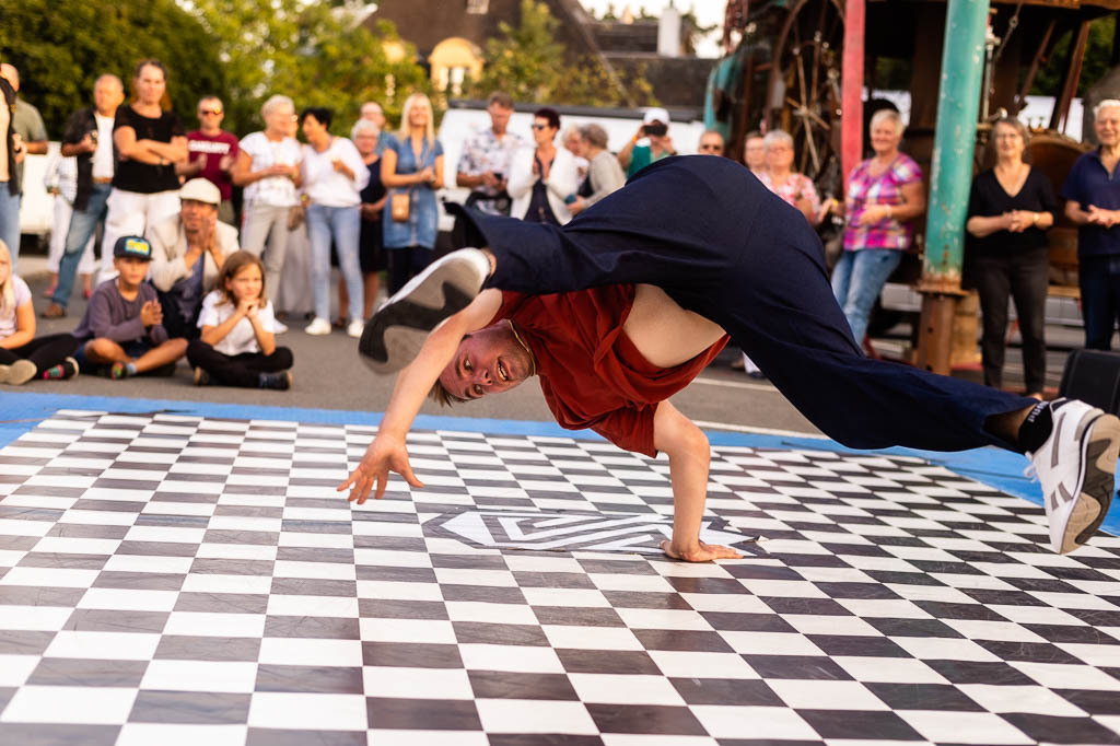 Breakdance mit The Saxonz am Forte Belvedere Leisnig | Breakdance mit The Saxonz am Forte Belvedere Leisnig zum Festival Hallo Leisnig 2022. - Realisiert mit Pictrs.com