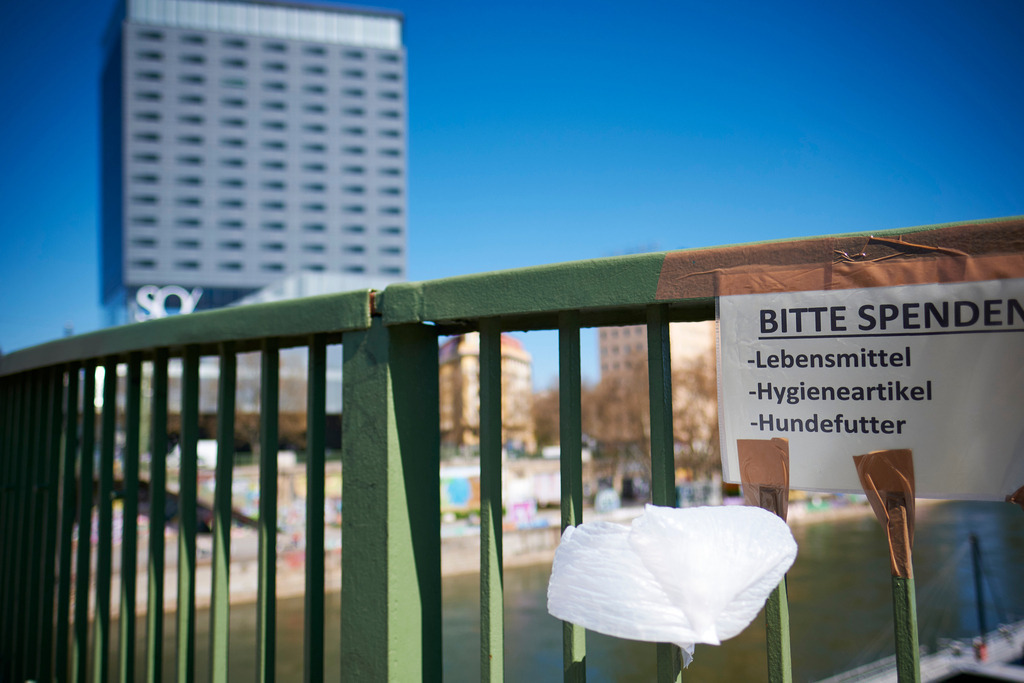 Plastiksack zum Spenden an der Schwedenbrücke | Wien, Austria - April 07, 2020: Fotografische Eindrücke auf dem Weg von Floridsdorf zum Stephansplatz während der Corona-Krise; Plastiksack mit Aufruf zum Spenden an der Schwedenbrücke - Realisiert mit Pictrs.com
