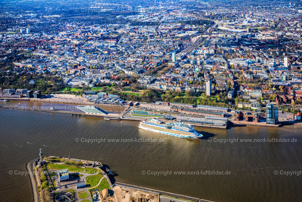 Hamburg_Altona_Cruise_Center_AIDA Mar_dreht_auf_der_Elbe_ELS_4750060425 | HAMBURG 06.04.2025 Kreuzfahrt- Passagier- und Fahrgast- Schiff " AIDAmar " am Kai des Cruise Center in Hamburg, Deutschland. Weiterführende Informationen bei: AIDA Cruises - German Branch of Costa Crociere S.p.A.,  CGH Cruise Gate Hamburg GmbH. // The cruise passenger and passenger ship "AIDAmar" on the quay of the Cruise Center in Hamburg, Germany. Further information at: AIDA Cruises - German Branch of Costa Crociere S.p.A.,  CGH Cruise Gate Hamburg GmbH. Foto: Martin Elsen