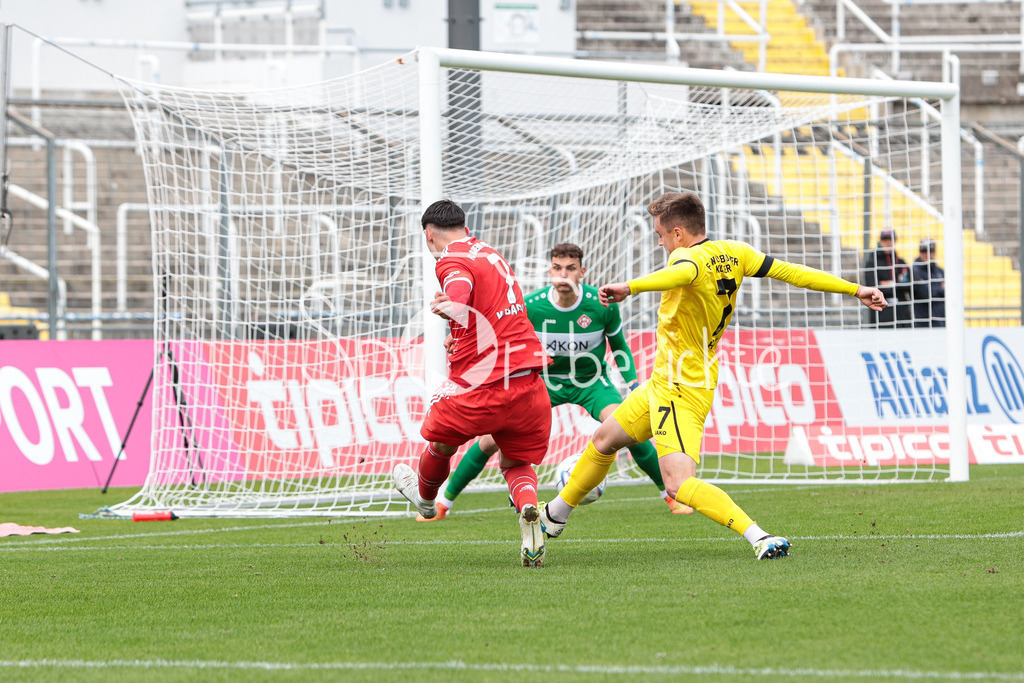 FC Bayern Amateure - FC Wuerzburger Kickers | Yusuf KABADAYI (FCB #7) im Duell mit Thomas HAAS (FWK #7) und Marc Richter (FWK #1)