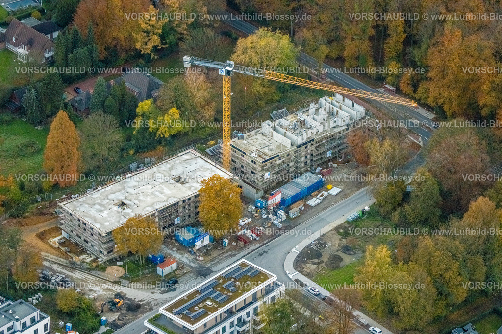Gelsenkirchen231103303 | Luftbild, Am Buerschen Waldbogen Baustelle mit Baukran und Neubau Mehrfamilen-Wohnhäuser Ecke Westerholter Straße und Im Waldquartier, umgeben von herbstlichen Laubbäumen, Resse, Gelsenkirchen, Ruhrgebiet, Nordrhein-Westfalen, Deutschland